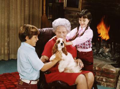 An elderly woman with her grandchildren and a pet spaniel, circa 1975. (Photo by Fox Photos/Hulton Archive/Getty Images)