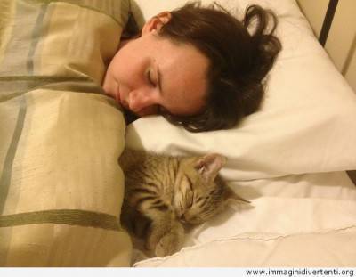 donna-che-dorme-con-il-gatto