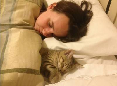 donna-che-dorme-con-il-gatto