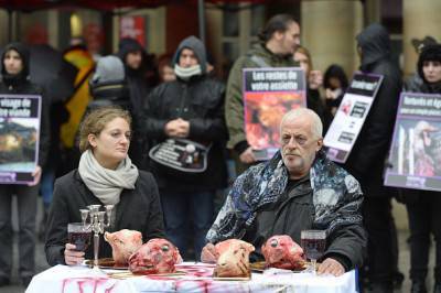 @Getty images Performance 30 gennaio 2016 a Parigi nella giornata mondiale per l'abolizione della carne