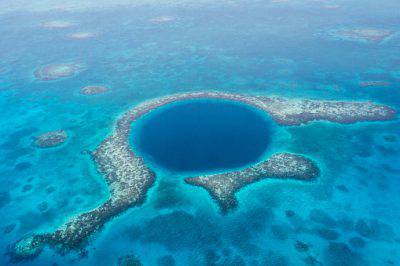 @Getty images/Great Blue Hole, Belize