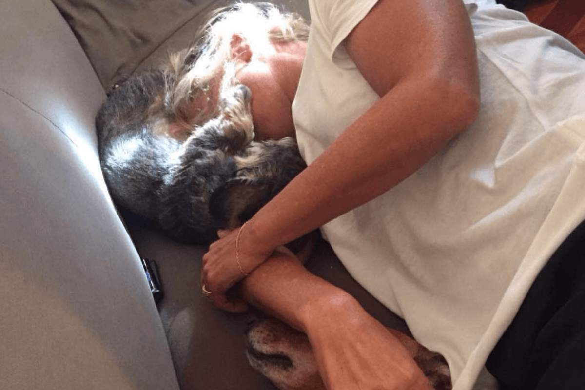 maria de filippi dorme con cane sul divano