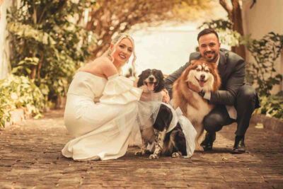 sposi con i loro cani al matrimonio