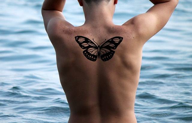 tatuaggio farfalla uomo