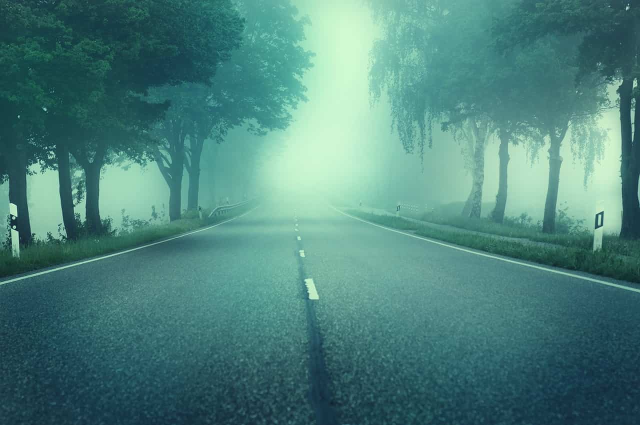 Pista nella nebbia (Foto Pixabay)