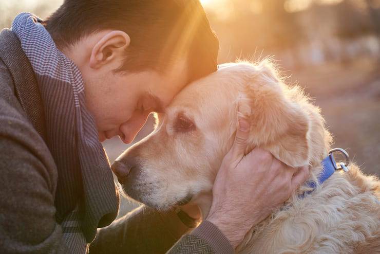 Abbraccio amichevole (foto Istock)