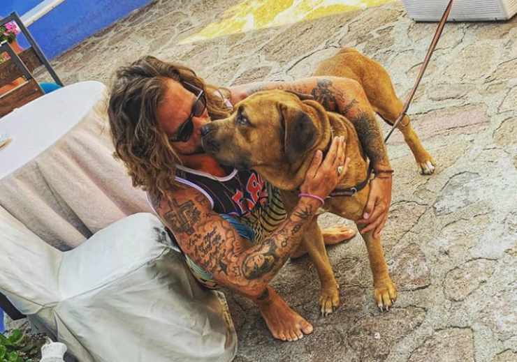 Enrico bacia il cane (foto Instagram)