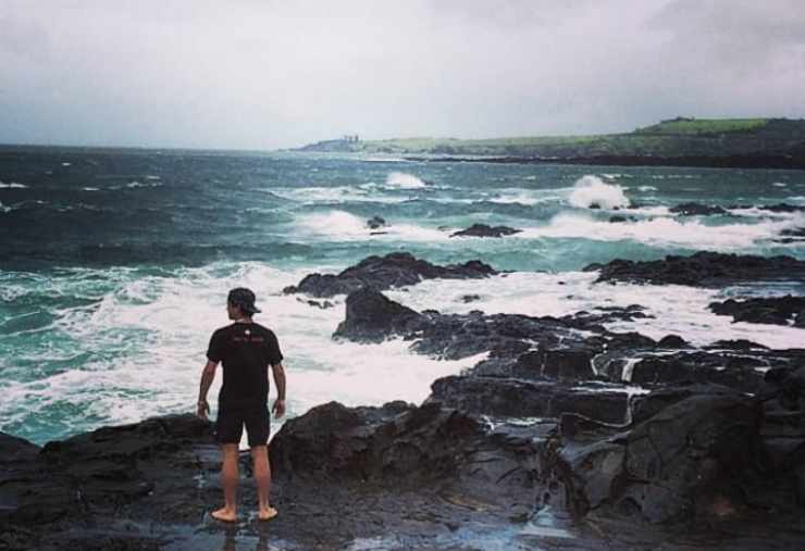 Leo Gassmann che guarda il mare (Foto Instagram)