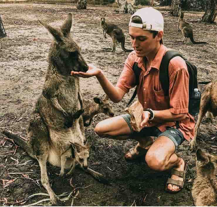 Peyton Haag con un canguro