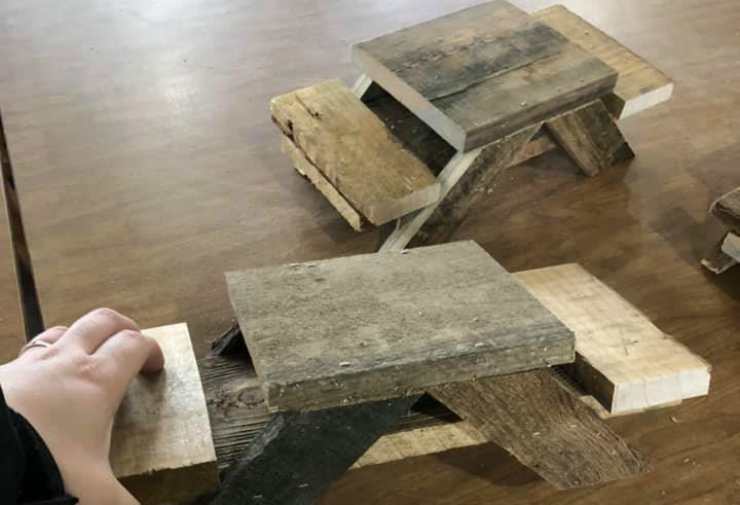 I tavolini in legno (Foto Facebook)