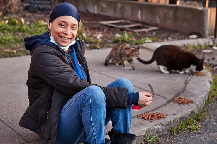 Donna si occupa dei gatti di New York 