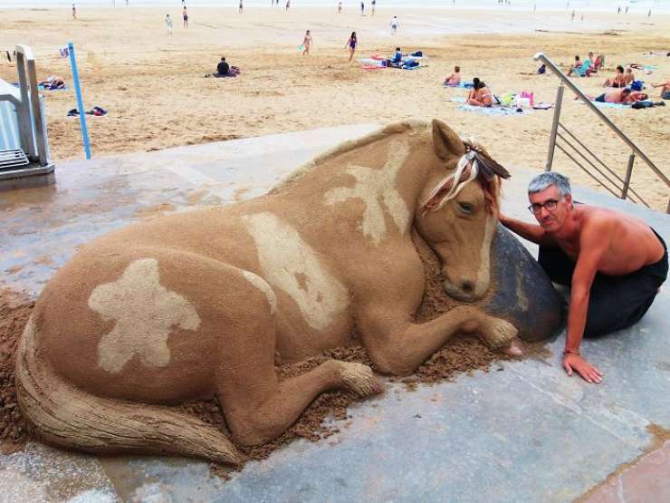 cavallo scultura sabbia Bastarrika