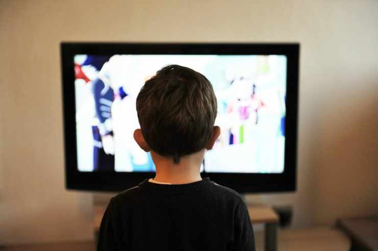 Il bimbo davanti lo schermo della tv (Foto Pixabay)