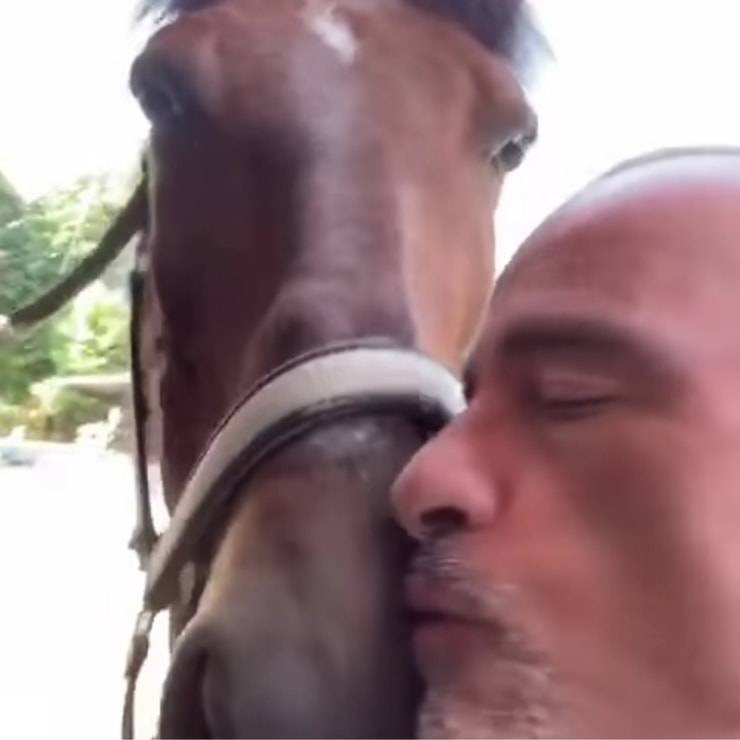Eros Ramazzotti e il suo bacio appassionato