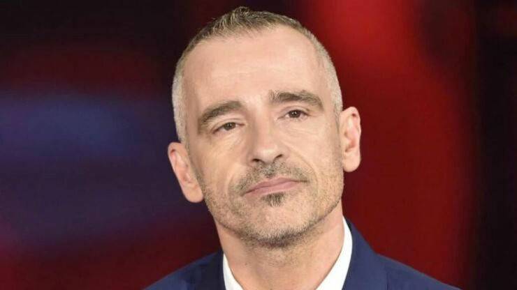 Eros Ramazzotti bacio appassionato 