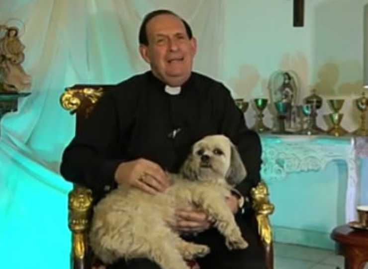 Il sacerdote e il cagnolino in braccio (Foto video)