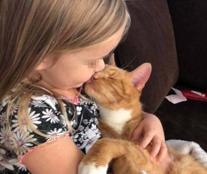 Bambina Canta You Are My Sunshine Al Gatto