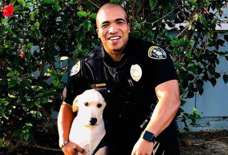 Cucciolo cane salvato adottato poliziotto