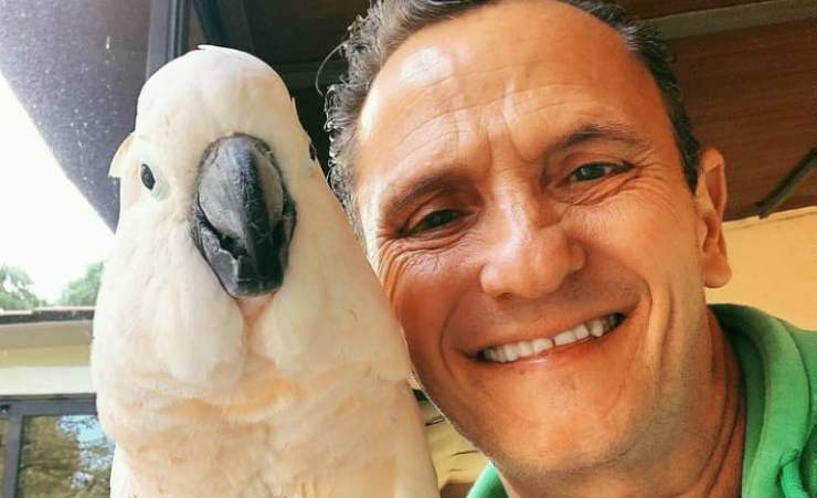 Enzo Salvi e il pappagallo (Foto Instagram)