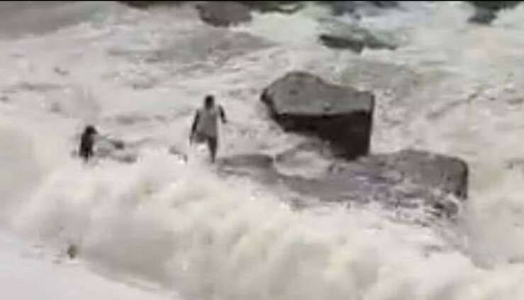 Uomo coraggioso salva il cane dalle rapide di una diga 