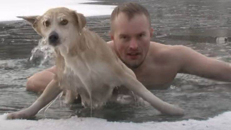 giornalista cane annegare russia