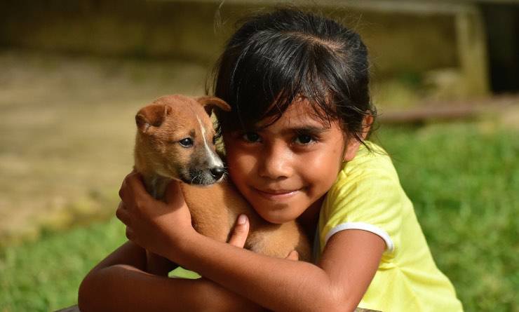 Bimba con cucciolo