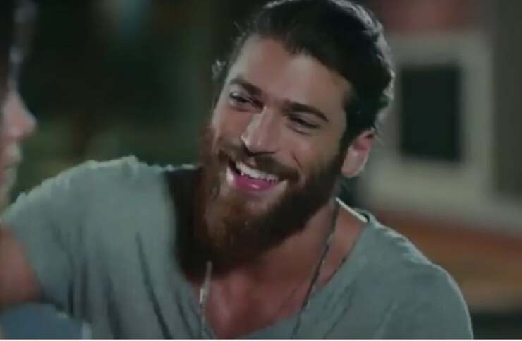 Can Yaman il bacio appassionato