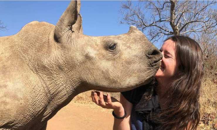 Il bacio della rinoceronte a Jamie (Foto Instagram)