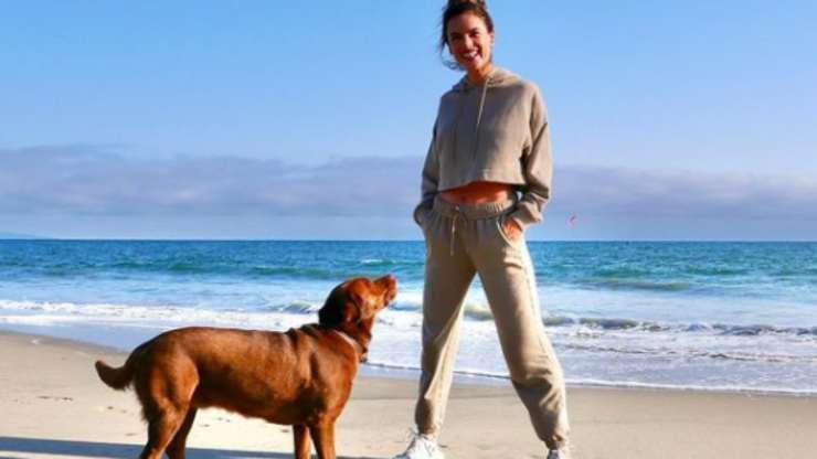 Alessandra e il cane al mare (Foto Instagram)