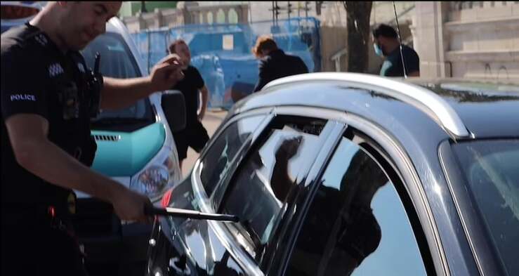 Polizia frantuma il vetro di una vettura per salvare i cani chiusi al suo interno 