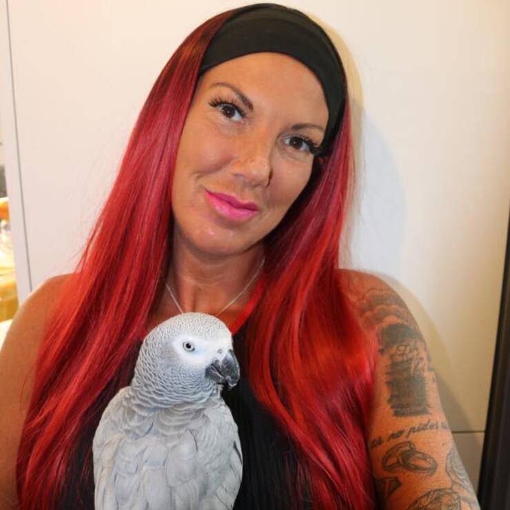 La donna che dopo essere stata negligente nei confronti del suo pappagallo vuole farle tagliare le ali (Foto Facebook)