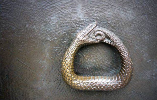 Il Serpente Che Si Morde La Coda