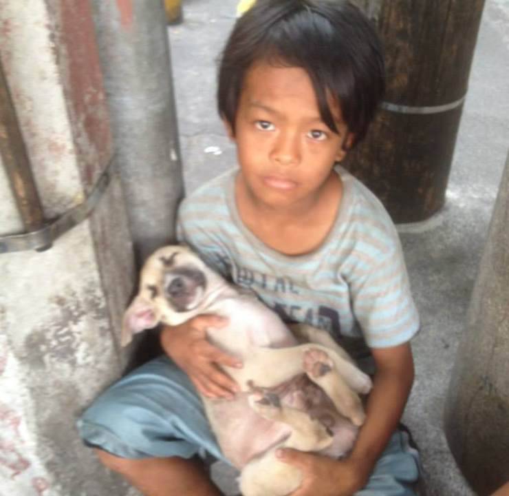 ragazzo abbandonato cagnolino filippine