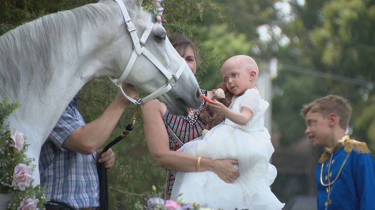 bambina tumore testa unicorno