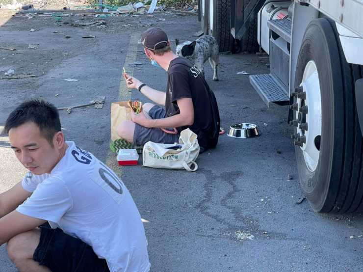 volontari cucciolo parcheggio autotrasporti