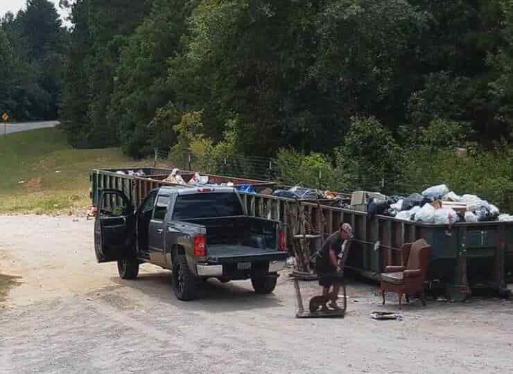 Cucciolo abbandonato vicino ai rifiuti dalla sua padrona (Screen video Facebook)