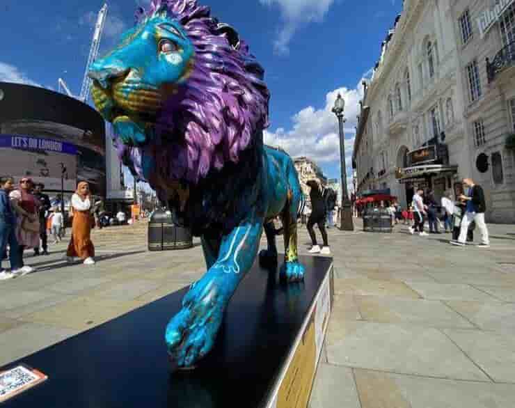 Scultura leone esposta a Londra (Screen Instagram)