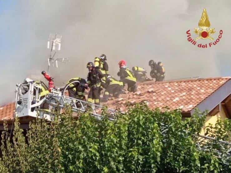 Vigili del Fuoco a lavoro per spengere l'incendio all'agriturismo (Screen Twitter)