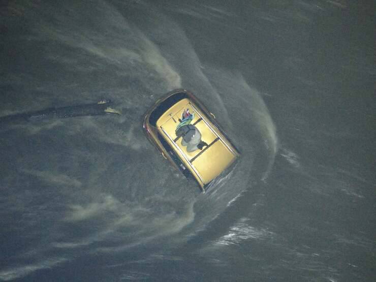 Donna e il suo cane travolti dall'acqua del fiume cercano aiuto (Foto Facebook)