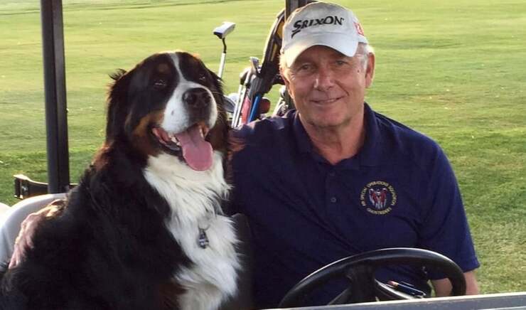 Il cane che da anni aiuta i cani del rifugio vendendo palline da golf (FOTO)