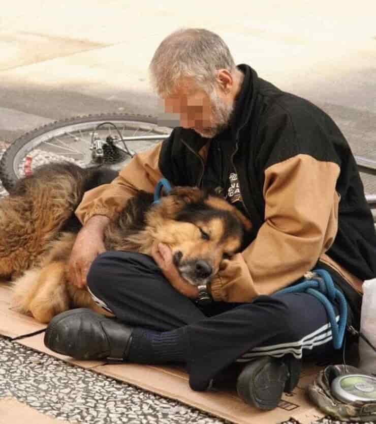 Un uomo senza fissa dimora con il suo cane (Screen Facebook)