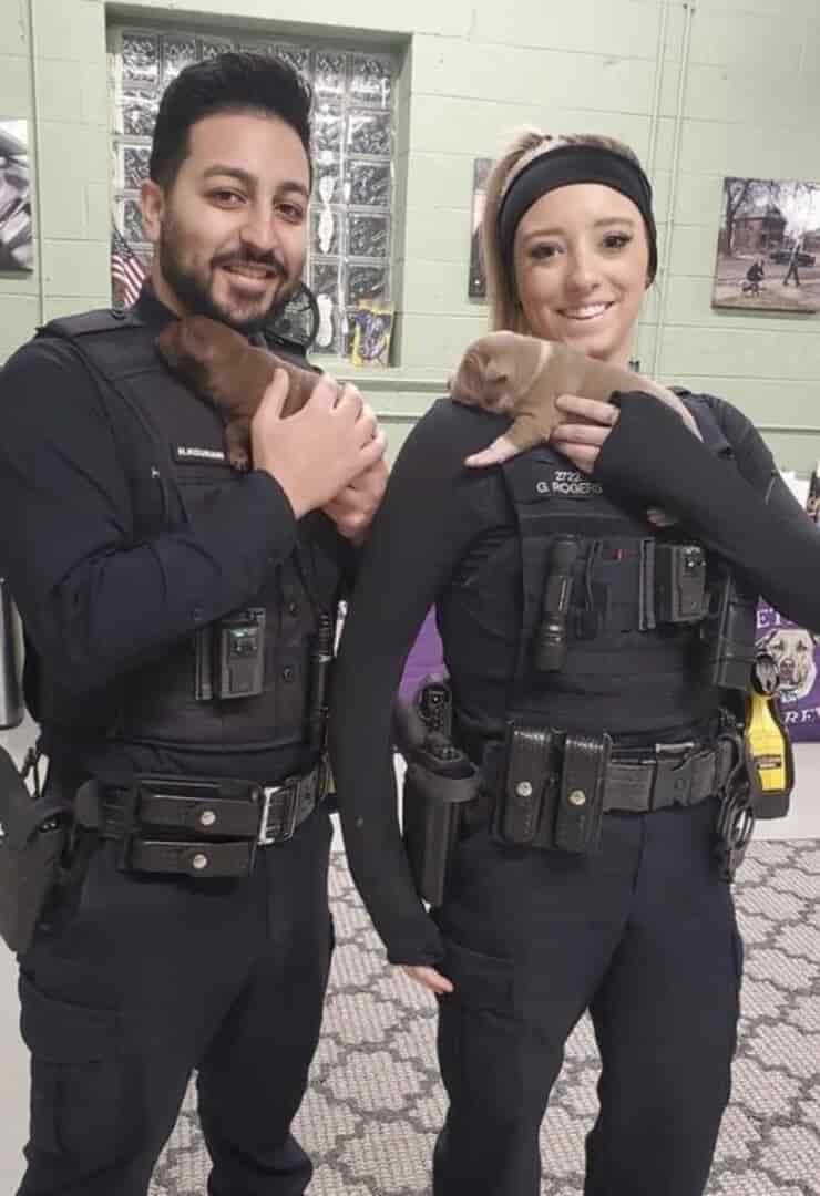 Agenti di Polizia che hanno salvato la mamma e i suoi cuccioli (Screen Facebook)