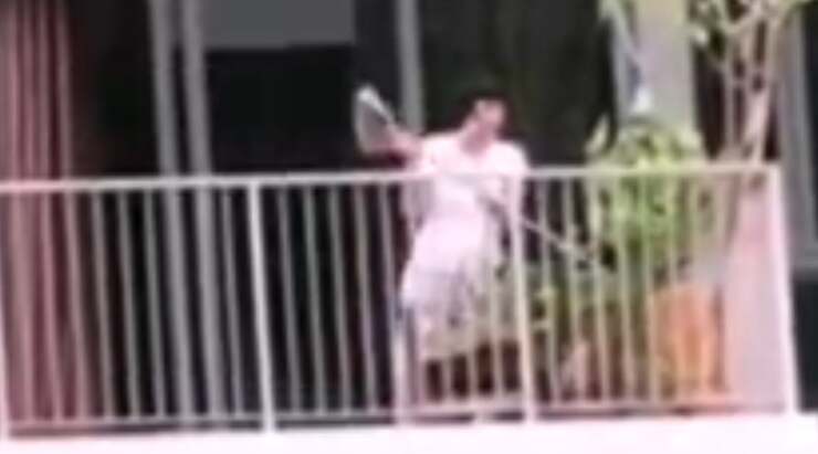 Donna ripresa mentre picchia ripetutamente il cane con una scopa (Screen Video)
