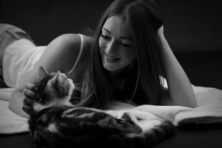 giovane donna con gatto
