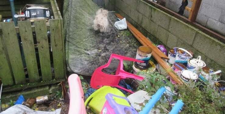 Cane trovato tra spazzatura ricoperto da escrementi in giardino (Foto Facebook)