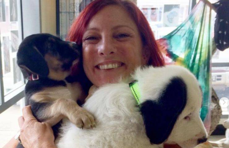 la volontaria Angela voleva salvare i suoi cani