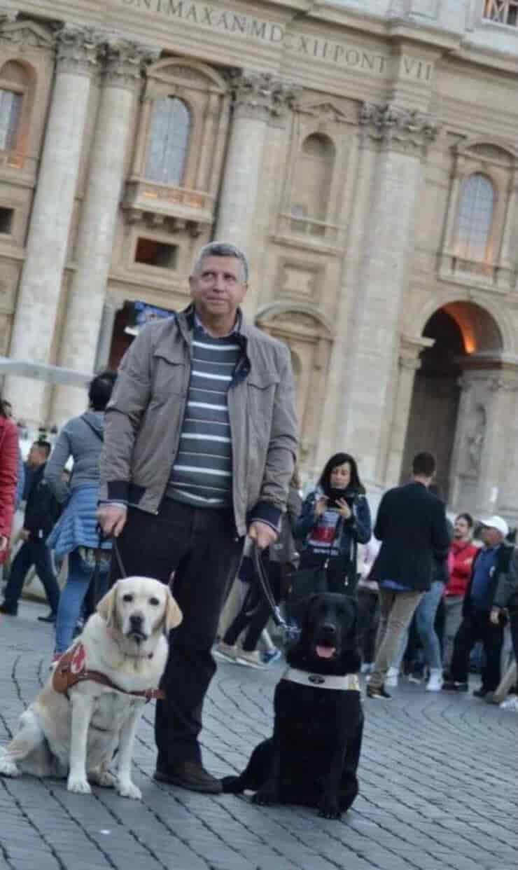 L'uomo insieme ai suoi cuccioli (Screen Facebook)