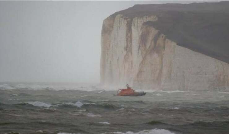 Precipita pe 30 metri da una scogliera sopravvive per miracolo