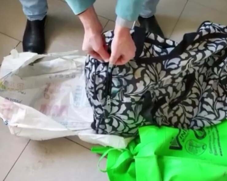 Chiuso in 3 borse, l'abbandono estremamente crudele di un cucciolo(Screen Video)