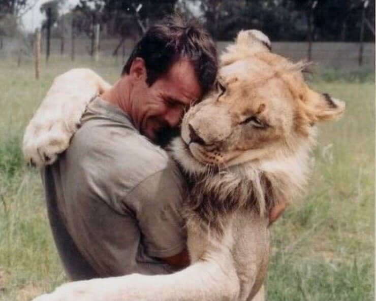Ragazzo abbraccia leone (Screen Pinterest)